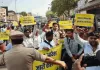 लखनऊ: भर्ती में देरी पर फूटा युवाओं का गुस्सा, हाथ में कटोरा लेकर किया प्रदर्शन, जीपीओ के पास पुलिस ने रोका