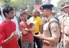 अफवाहों के बीच पुलिस ने संभाली कमान, लाइन लगवाकर बंटवाए गैस सिलेंडर