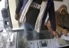 मुरादाबाद में सर्राफ की दुकान में 'सफाई' से हाथ मार गई महिला, साथी ने बातों में उलझाया, वीडियो वायरल