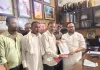 मुजफ्फरनगरः माध्यमिक शिक्षणेत्तर कर्मचारियों ने उठाई कैशलेस इलाज की मांग, कैबिनेट मंत्री को सौंपा ज्ञापन