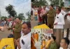 बरसाना में तेज प्रताप यादव ने टेका मत्था, संतों से लिया आशीर्वाद, गौमाता का किया पूजन