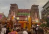 जन्माष्टमी पर भक्ति में डूबा नोएडा का इस्कॉन मंदिर, विदेशों से मंगाए गए कई टन फूलों से हुआ भव्य श्रृंगार