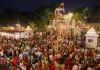 मथुरा में बारिश के बीच श्रीकृष्ण जन्माष्टमी का भव्य जश्न: श्रद्धालुओं का सैलाब, रात 12 बजे होगा महाअभिषेक