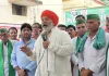 हाथरस में धरने पर बैठे किसानों के बीच पहुंचे राकेश टिकैत, सरकार को घेरा