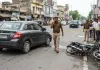 मुजफ्फरनगर में कार सवार ने बाइक का पीछा कर डीएम आवास के पास मारी टक्कर, पीड़ित के सिर में आए 16 टांके