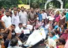 झांसी मेडिकल कॉलेज में 700 आउटसोर्स कर्मचारी हड़ताल पर, अर्थी निकालकर किया अनोखा प्रदर्शन