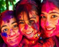 बेफिक्र होकर मनाए होली, जिद्दी रंगों से नाखूनों को बचाने के लिए अपनाएं ये आसान टिप्स