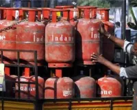 यूपी में रसोई गैस के लिए हाहाकार: गैस एजेंसियों पर उमड़ी भीड़, 4-5 दिन की वेटिंग से जनता परेशान