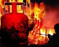 नोएडा: सेक्टर-63 क्षेत्र की बिल्डिंग में भीषण आग, सिलेंडर ब्लास्ट से मची अफरा-तफरी