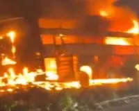 यमुना एक्सप्रेस-वे पर आग का गोला बनी निजी यात्री बस..यात्रियों ने खिड़की से कूदकर बचाई जान