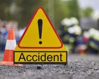 नोएडा: अनियंत्रित कार डिवाइडर से टकराकर पलटी, एक युवती की मौत, दो घायल