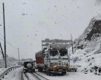 हिमाचल में भारी बर्फ़बारी से 452 सड़कें और दो नेशनल हाईवे बंद, 4274 ट्रांसफार्मर ठप