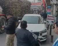 शामली: सड़क पर खड़ी लग्जरी कार बनी जाम का सबब, लोग परेशान