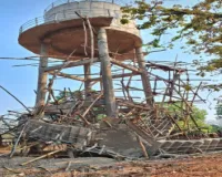 आगरा में पानी की टंकी गिरी, पूरे इलाके में हाहाकार! 3 दिन से बूंद-बूंद को तरसे लोग”