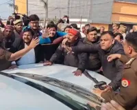 बरेली में हाई-वोल्टेज ड्रामा: बागी PCS अलंकार अग्निहोत्री को पुलिस ने कस्टडी में लिया; गाड़ियों के आगे लेटे समर्थक, लखनऊ लाए गए