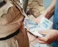वाराणसी में 50 हजार की डील, 20 हजार लेते पकड़े गए चौकी प्रभारी और सिपाही