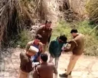 रक्षक ही भक्षक! अलीगढ़ में पुलिस का शर्मनाक खेल, युवकों को चाकू लगाकर बना रही अपराधी