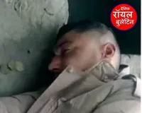 मुजफ्फरनगर में नशे में धुत PRD जवान सड़क पर लुढ़का मिला,फुगाना थाने में तैनात है नशे में धुत जवान