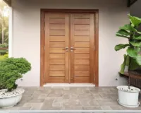 वास्तु विशेष: घर का मुख्य द्वार ही तय करता है आपकी किस्मत, जानें दिशाओं का सच और सुख-समृद्धि के अचूक उपाय