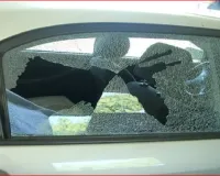 नोएडा: मार्केट में युवती की कार का शीशा तोड़कर लैपटॉप और कीमती सामान चोरी