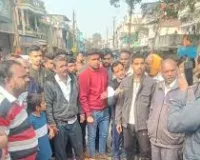 इंदौर दूषित पानी मामला : भागीरथपुरा में सड़क पर शव रखकर चक्काजाम, भाजपा पार्षद के खिलाफ नारेबाजी