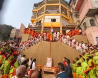 अद्भुत संगम! काशी के शंकराचार्य घाट पर बटुकों ने रचा इतिहास; खुद को तिरंगे के रंग में रंग कर मनाया गणतंत्र दिवस