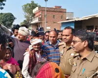 सीमेंट लदे ट्रैक्टर-ट्रॉली से कुचलकर मजदूर की मौत, परिजनों ने शव रखकर लगाया सड़क जाम