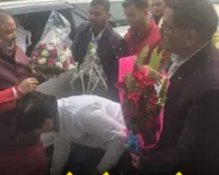 “कुर्सी बचाने के लिए चरण वंदना!” देवरिया में मंत्री के पैरों में गिरे अफसर, वायरल वीडियो से मचा हड़कंप