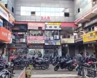 मेरठ के नंदिनी प्लाजा में एप्पल कंपनी का छापा; 8 दुकानों से भारी मात्रा में नकली सामान बरामद