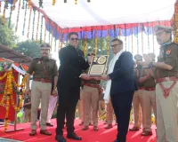 मेरठ: 77वें गणतंत्र दिवस पर पुलिस अधिकारियों/कर्मचारियों को पदक और प्रशंसा चिन्ह से सम्मानित