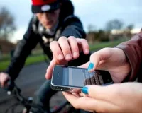 नोएडा में दो अलग घटनाओं में चोरी: कार से iPhone और युवती का मोबाइल फोन छीना गया