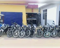 मुजफ्फरनगर में 'मुर्गों की लड़ाई' के 'फड़' पर पुलिस का छापा: सट्टेबाजों में मची भगदड़, 11 बाइक और ई-रिक्शा छोड़कर भागे आरोपी