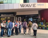 लखनऊ के वेव मॉल पर एलडीए का 'चाबुक': पार्किंग में मिली 50 से अधिक अवैध दुकानें, फीते से नापा गया कोना-कोना