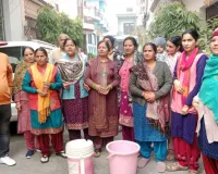 मुज़फ्फरनगर में 'जहर' उगल रहे नल ! संतोष विहार में गंदा पानी पीकर बीमार हो रहे बच्चे, बाल्टियां लेकर सड़क पर उतरी महिलाएं