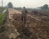 शामली में कॉलोनाइजर्स की दबंगई: सिंचाई विभाग के रास्ते पर बिना अनुमति बिछा दिया खड़ंजा