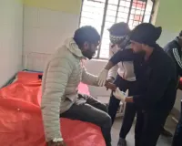 मुजफ्फरनगर सड़क हादसा: मां की मौत, बेटा घायल, तेज रफ्तार कार ने बाइक को टक्कर मारी