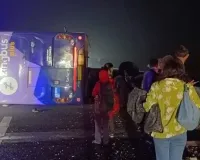 आगरा-लखनऊ एक्सप्रेस-वे पर बेकाबू हाेकर डबल डेकर बस पलटी, 12 यात्री घायल