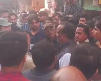 शामली के बाजारों में भारी हंगामा: अतिक्रमण हटाने पहुंची टीम के सामने धरने पर बैठे व्यापारी, चेयरमैन-EO के खिलाफ नारेबाजी