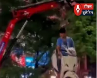 सोशल मीडिया पर वायरल: स्कूटी मालिक क्रेन में लटकते हुए, “गाड़ी नहीं ले जाने दूंगा”