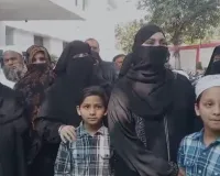 मेरठ के कपड़ा व्यापारी को सूरत में बंधक बनाने का आरोप, जान की गुहार लगा रही पत्नी एसएसपी की चौखट पर पहुंची