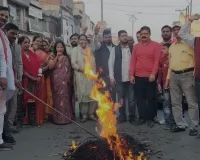 कांग्रेसियों के 'शर्ट उतारू' प्रदर्शन पर भड़की भाजपा, शामली में फूंका राहुल गांधी का पुतला