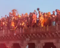 देश-विदेश से पहुंचे श्रद्धालु, ब्रज की अनोखी होली देखने उमड़ी भारी भीड़