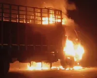 मुजफ्फरनगर में सड़क पर दौड़ता कैंटर बना आग का गोला, चालक ने कूदकर बचाई जान