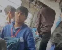 मेरठ: स्कूल बस में छात्र को पीटने वाले दबंगों पर पुलिस का शिकंजा, थाने में हाथ जोड़कर मांग रहे माफी