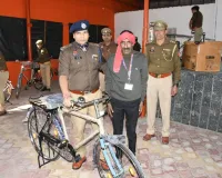 पुलिस और जनता के बीच 'सेतु' हैं चौकीदार: एसएसपी ने साइकिल, नकद इनाम और टॉर्च देकर बढ़ाया मान
