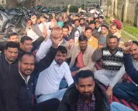 शामली: बिजली कर्मियों ने निजीकरण और इलेक्ट्रिसिटी बिल के विरोध में प्रदर्शन किया