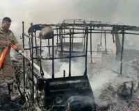 सहारनपुर: अहमदबाग में खाली प्लॉट में लगी आग, दो टेंपो जलकर हुए क्षतिग्रस्त