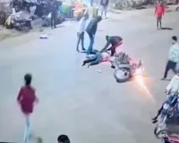 सड़क पार करना पड़ा भारी, मुजफ्फरनगर में स्कूटी-बाइक की टक्कर, तीन घायल