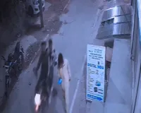 गाजियाबाद: बेखौफ बाइक सवार बदमाशों ने युवक से झपटा मोबाइल, सनसनीखेज वारदात सीसीटीवी में कैद