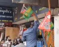 मेरठ के सेंट्रल मार्केट में 'झंडा युद्ध', व्यापारियों ने लगाई सपा की झंडियां तो भड़के भाजपाई, जमकर हुआ हंगामा